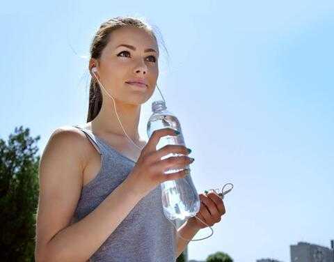 跑步应该补充生理盐水还是葡萄糖水 跑步要补充磷酸盐
