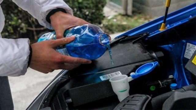 汽车玻璃清洗水怎么添加 汽车玻璃水净洗剂